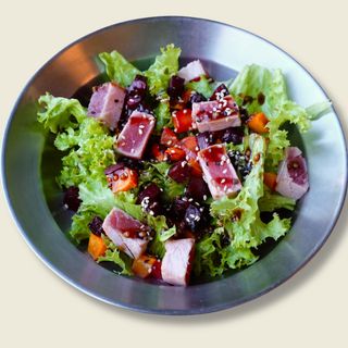 Салат з обсмаженим тунцем