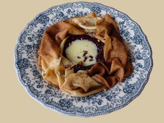 Млинці з вишневим джемом