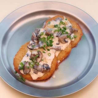 Деруни з грибами у вершковому соусі