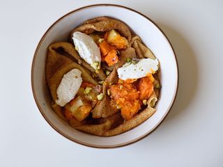 Млинці з запеченим гарбузом та тушкованими яблуками