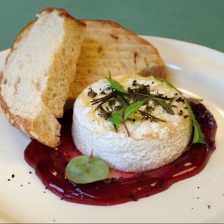 Запечений камамбер з вишневим конфитюром