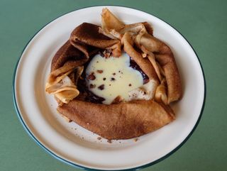 Млинці з вишневим джемом