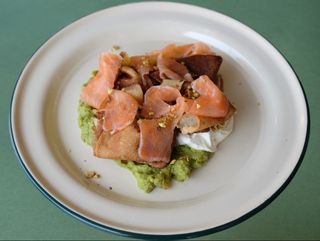 Млинці з гуакамоле та лососем