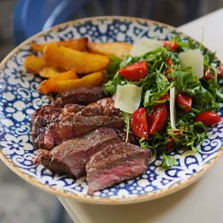 КАГЛІАТА ІЗ ЗЕЛЕНИМ САЛАТОМ І КАРТОПЛЕЮ ПО СЕЛЯНСЬКИ