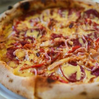 Піца М'ясна з сирним соусом (600г.)