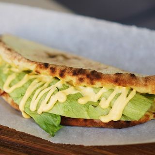 ПІЦА СЕНДВІЧ З ШИНКОЮ ТА СИРНИМ СОУСОМ (220г.)