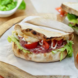 Піца сендвіч з салямі, томатами та моцарелою (230г.)