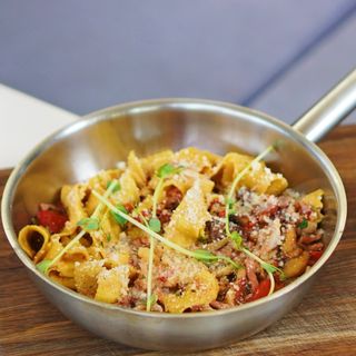 Паста з томленою яловичиною та хрустким беконом (430г.)