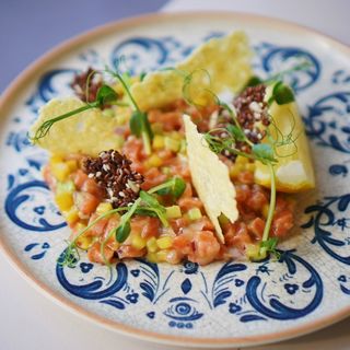 ТАР-ТАР ІЗ ЛОСОСОСЯ З МАНГО ТА СОУСОМ ПОНЗО