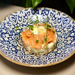 САЛАТ ОЛІВ'Є З ПІДКОПЧЕНИМ ЛОСОСЕМ