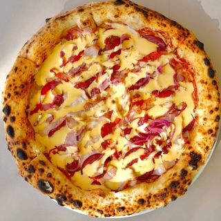 Піца М'ясна з сирним соусом (600г.)