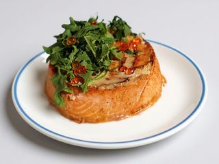 ЛОСОСЬ ПІД ВЕРШКОВИМ СОУСОМ З КАРТОПЛЯНИМ ПЮРЕ