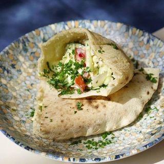 ПІТА З КУРКОЮ, СКРЕМБЛОМ ТА ОВОЧАМИ