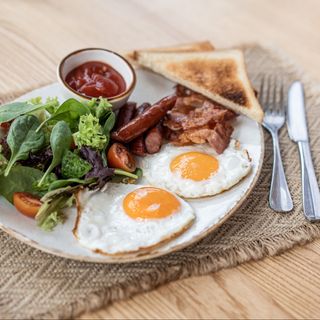 Яєчня з беконом, ковбасками