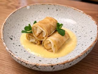 Млинці з бананом та горіхами у ванільному соусі