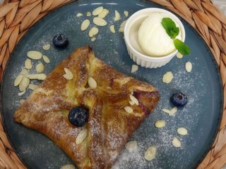 Штрудель з вишнею (300г)