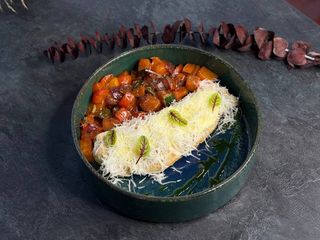 Куряче філе з сулугуні та овочевим соте (300г)