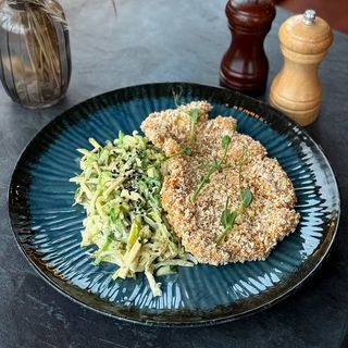 Філе панко з горіховим салатом 