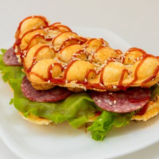 Гонконгська вафля з салямі та сиром (320г)