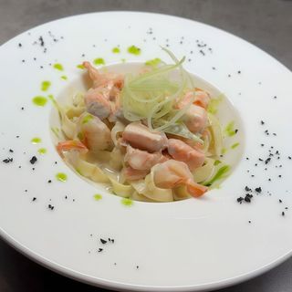 Паста з креветками та лососем (300г)