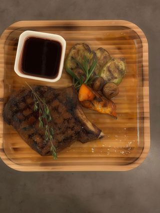 Стейк яловичий з овочами гриль та соусом Винний Порте