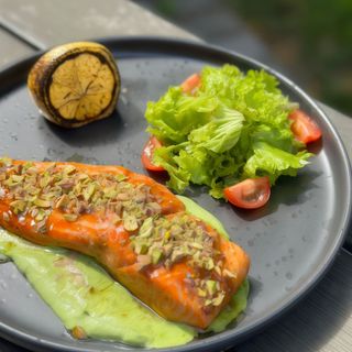 Стейк лосося зі шпинатним кремом (350г)