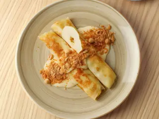 Млинці з карамелізованими яблуками