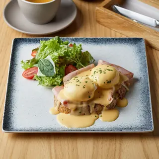 Яйця пашот із соусом Hollandaise на грінці