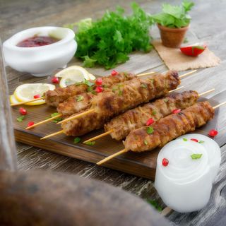 Кебаб з гарніром, салат, борщ, або суп(120/180/70/350г)