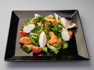 Салат з лососем та сиром Філадельфія (300г)