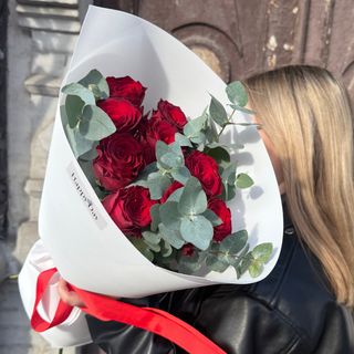 Червоні троянди в пакуванні з евкаліптом