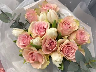 Букет з трояндою і тюльпанами