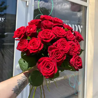 11 червоних троянд під стрічку