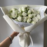 Букет білих кущових троянд