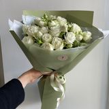 Букет білих кущових троянд