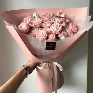 Букет світло-рожевих кущових троянд