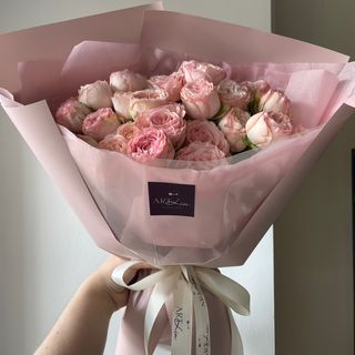 Букет світло-рожевих кущових троянд