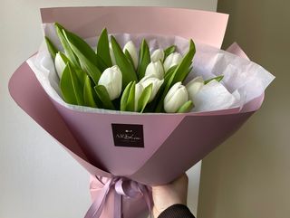 15 білих тюльпанів