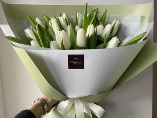 25 білих тюльпанів