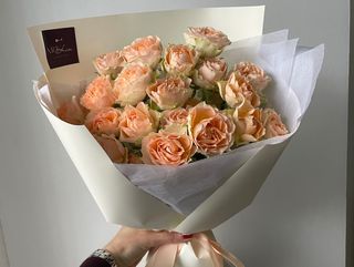 Монобукет кущових персикових троянд