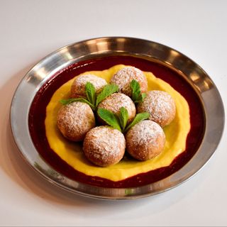 Сирні пончики з манго-кремом