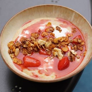 Каша лляна з полуничним соусом (270г)