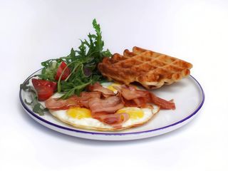 Яєчня з беконом та вафлею (300г)