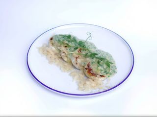 Сирники солоні з сирним соусом та шпинатом (300г)