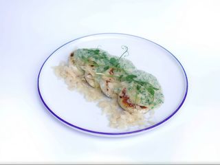 Сирники солоні з сирним соусом, шпинатом та з куркою (350г)