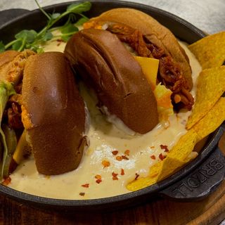 Serdo Loko kon Queso (бургер з рваною свининою у сирному соусі) (450г)
