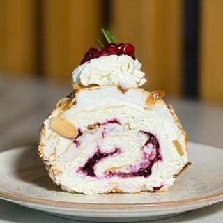 Рулет Меренговий зі смородиною