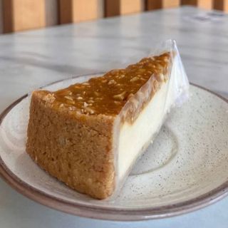 Чізкейк Снікерс шматочок