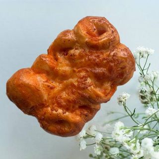 Шинка в тісті з соусом та сиром