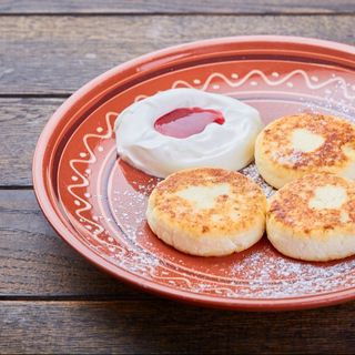 СИРНИКИ ЗІ СМЕТАНОЮ